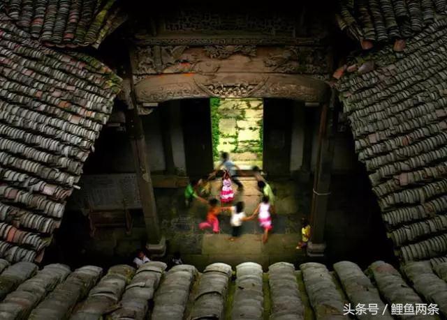 女子主動把錢上交婆婆，婆婆去世時給她一張卡，查看餘額後愣住了