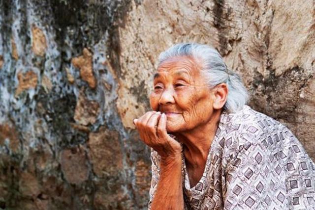 老人病重，臨終時給兒子一萬，只給女兒床舊毯子，到家發現是個寶