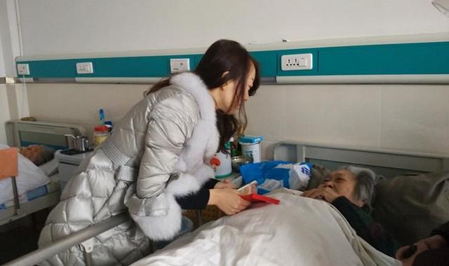老人病重，臨終時給兒子一萬，只給女兒床舊毯子，到家發現是個寶