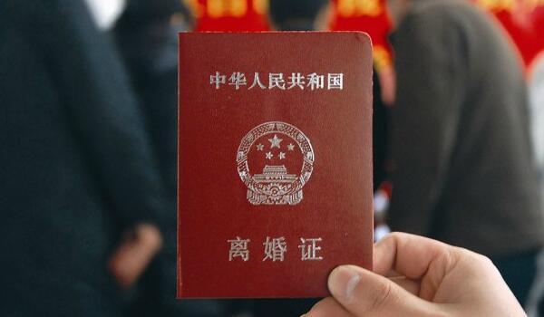 離婚兩年後，前夫生病我去看他，他給我張卡，我決定跟他復婚