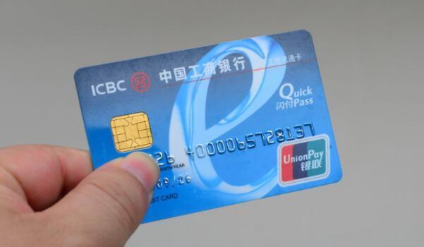離婚兩年後，前夫生病我去看他，他給我張卡，我決定跟他復婚