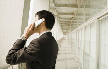 結婚時哥哥給我十萬紅包，上廁所時聽見他接電話，我含淚還給了他
