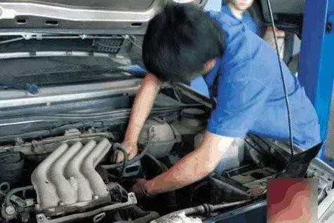 這些「汽車故障」是故意設計的，關鍵時刻可以保命，根本不用去修