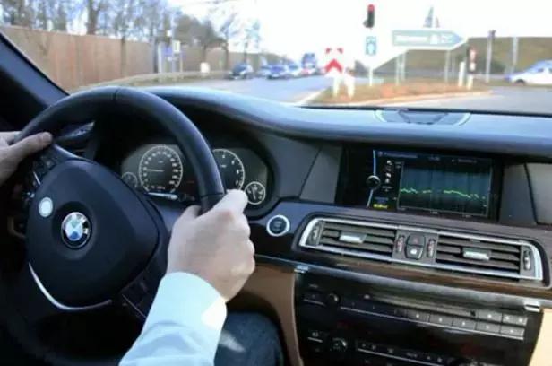這些「汽車故障」是故意設計的，關鍵時刻可以保命，根本不用去修