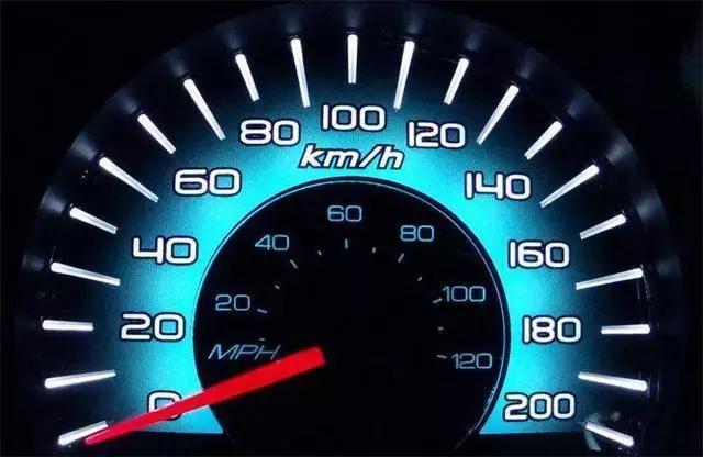 這些「汽車故障」是故意設計的，關鍵時刻可以保命，根本不用去修