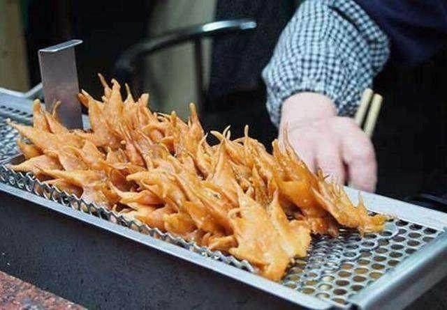 日本姑娘炸「樹葉」賣，生意超火爆，來買的顧客排10米長隊！