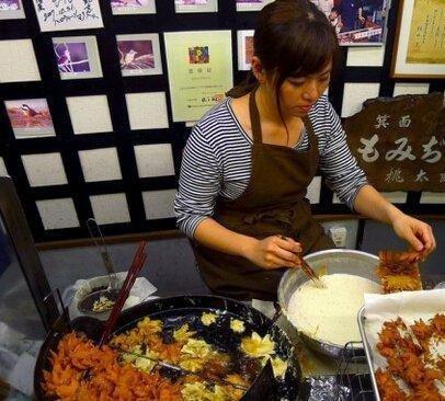 日本姑娘炸「樹葉」賣，生意超火爆，來買的顧客排10米長隊！