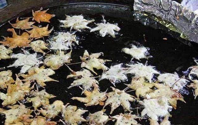 日本姑娘炸「樹葉」賣，生意超火爆，來買的顧客排10米長隊！
