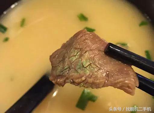 拉麵中這種冒綠光的牛肉，到底能不能吃？