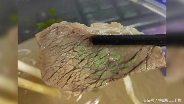 拉麵中這種冒綠光的牛肉，到底能不能吃？