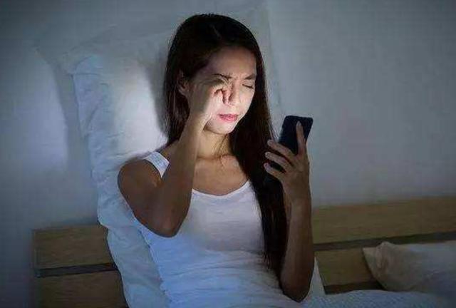 老玩手機傷眼睛，教你設置一下手機，可以更好地保護眼睛