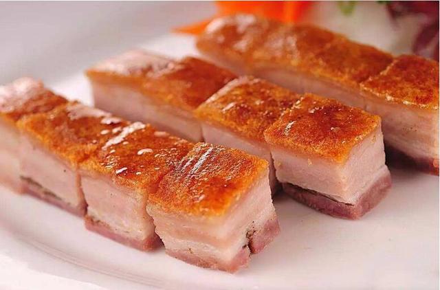 脆皮燒肉，口感富有層次感，一塊肉可以嘗到三種口感，被稱為一絕
