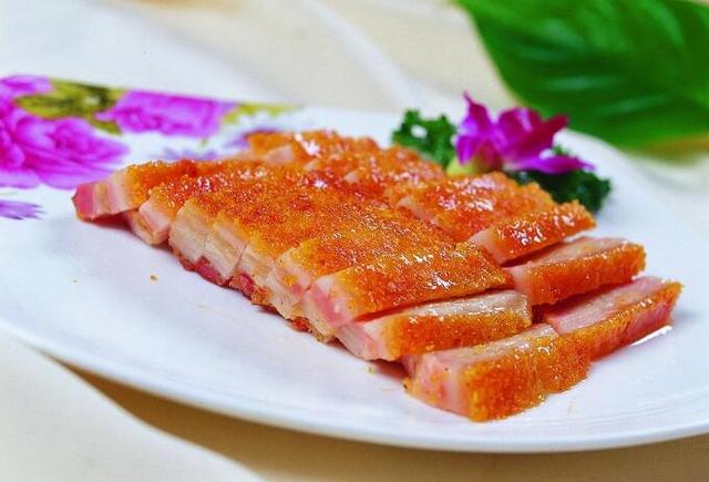 脆皮燒肉，口感富有層次感，一塊肉可以嘗到三種口感，被稱為一絕