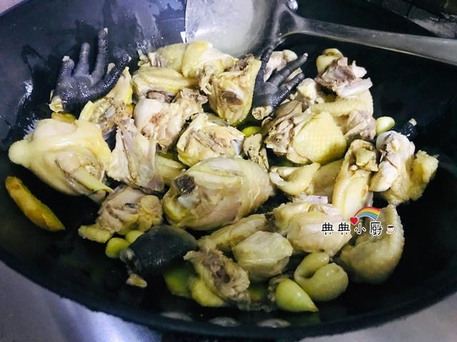 雞湯好喝，但是這做法雞肉不會柴，絕對是飯桌上最搶手的紅燒菜！
