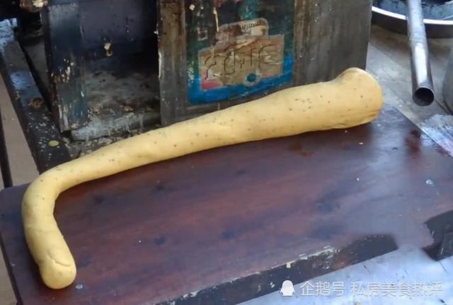 老外做的早餐油條，連尺子都用上了，做成了這副模樣