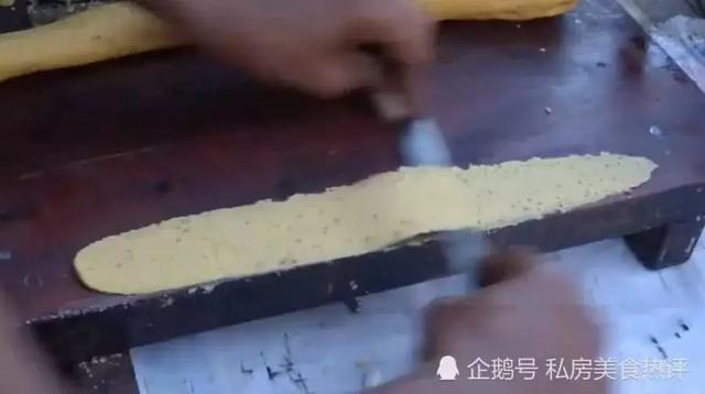 老外做的早餐油條，連尺子都用上了，做成了這副模樣