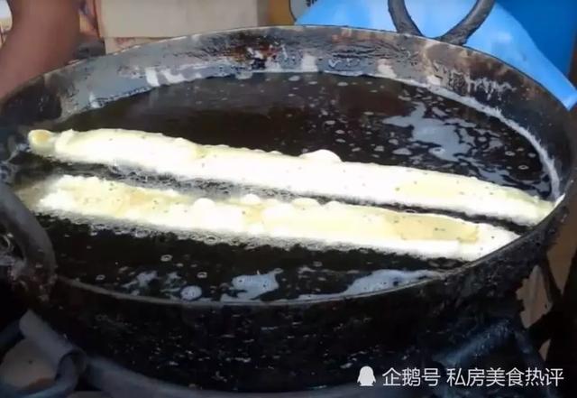 老外做的早餐油條，連尺子都用上了，做成了這副模樣