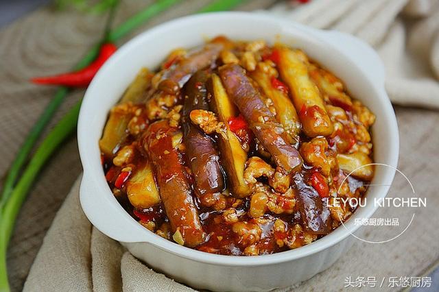 不過油，一樣可以做魚香茄子！吃起來不油膩、更下飯 ！