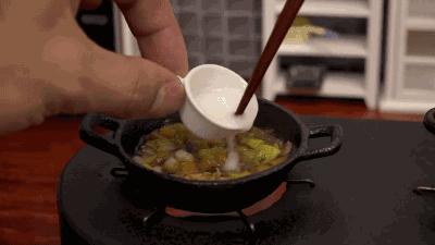 小哥哥還原宮崎駿動畫里的袖珍美食，270 萬粉絲看得直流口水！