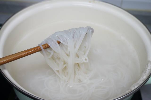 晚餐吃飽吃好還不長肉，你試試這熗鍋米粉，胃暖身暖再也不怕冷！