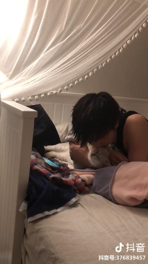 別看手機啦～貓貓窩手手強力撒嬌　男友「低頭溫柔親吻」女友淚：對我都沒這麼好QQ