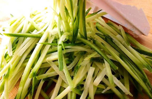 2個蘿蔔，一碗米飯，不用一滴水，教你做營養又美味的蘿蔔丸子~