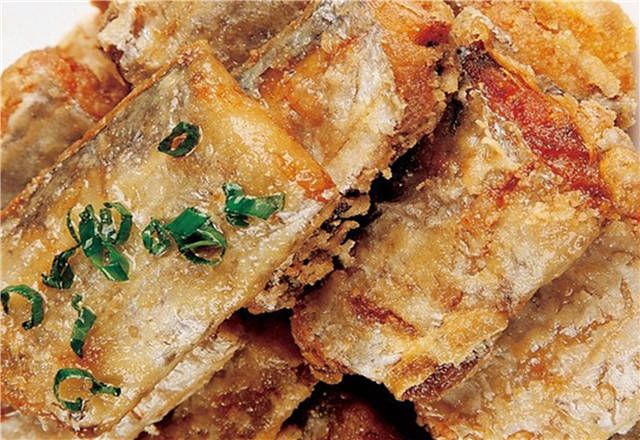 這樣炸出的帶魚，香酥可口，做法卻很簡單，可以試試