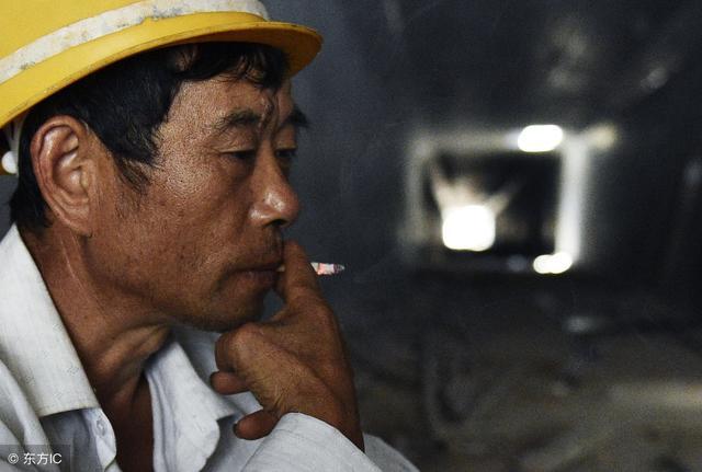 農民工把錢借給陌生人，有人送十萬他只要1萬，那人給他一張名片