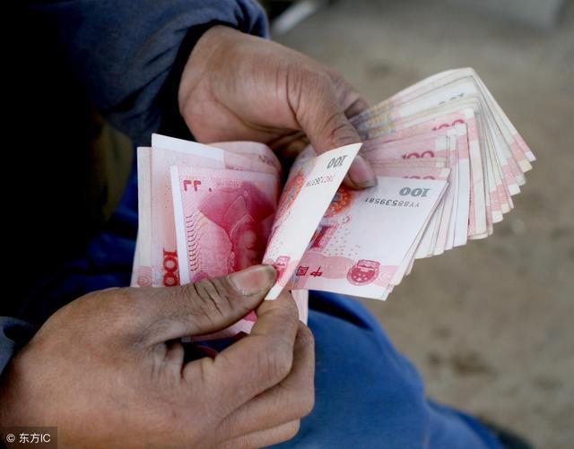 農民工把錢借給陌生人，有人送十萬他只要1萬，那人給他一張名片