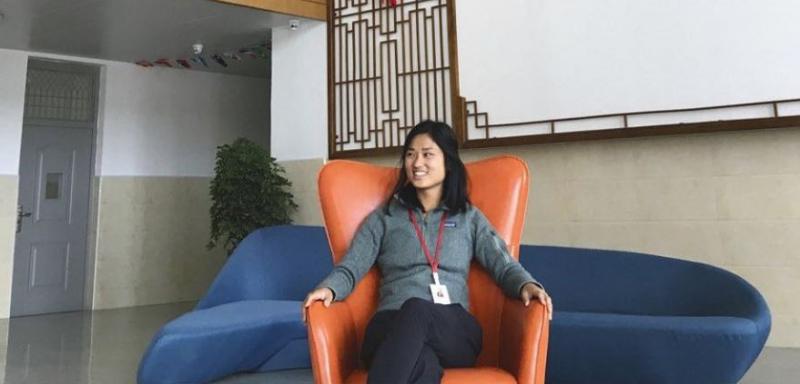 與親生父母相認一年後，美籍華裔「斷橋女孩」決定回到中國