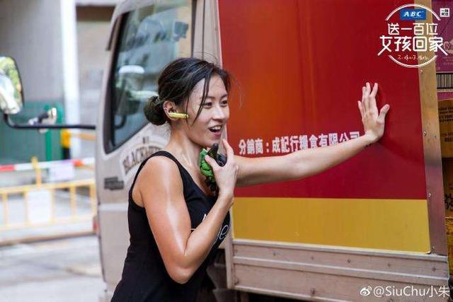 以雙手贏得別人尊重！「最美搬運工」19歲開始揮汗送貨　「月薪逾7萬」厭倦帶假面具工作 