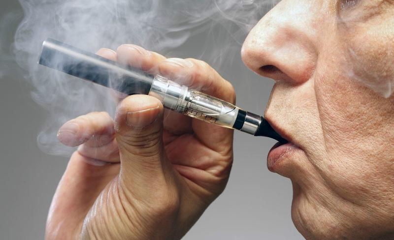 45歲女子確診晚期肺癌，不抽菸不喝酒，只因長期在做兩件事！
