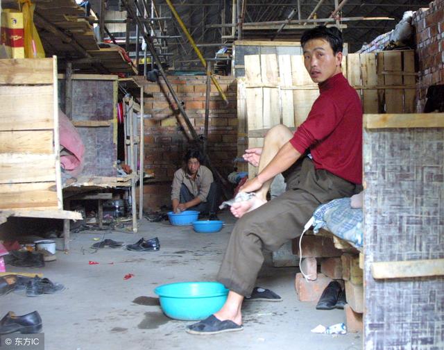 老人等孫兒回家過年，過了初六孫兒還沒回來，老人見到孫兒後哭了