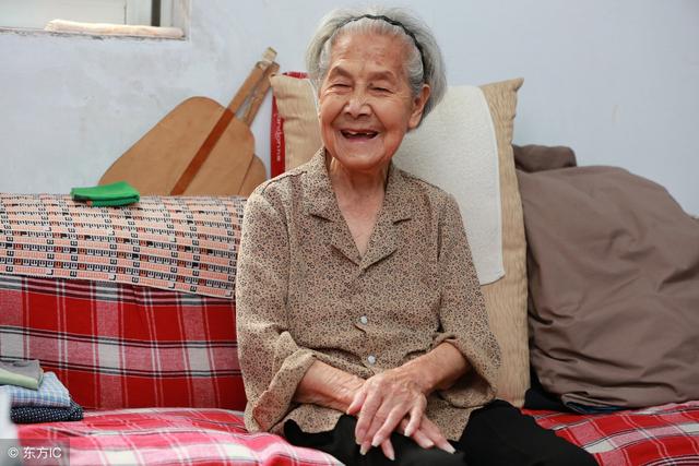 孫女給奶奶拜年，奶奶給孫女發一大紅包，卻換來多年的幸福生活