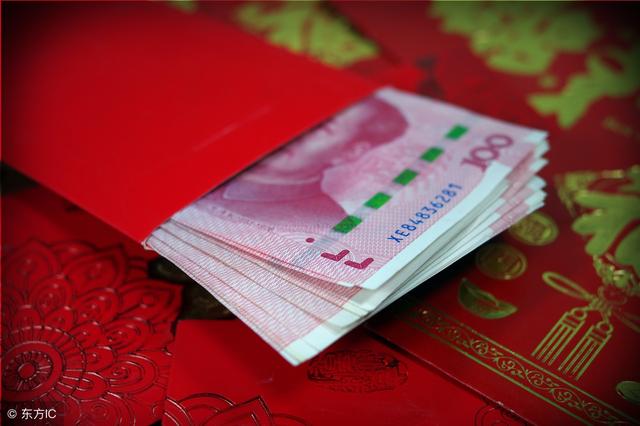 孫女給奶奶拜年，奶奶給孫女發一大紅包，卻換來多年的幸福生活