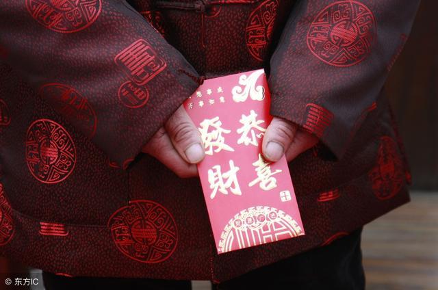 孫女給奶奶拜年，奶奶給孫女發一大紅包，卻換來多年的幸福生活