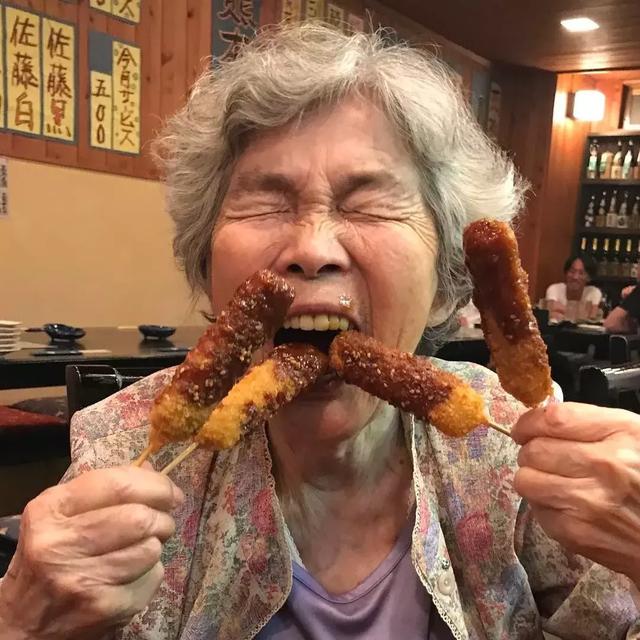89 歲戲精奶奶爆紅！靠「碰瓷」吸粉 12 萬，太可愛啦！