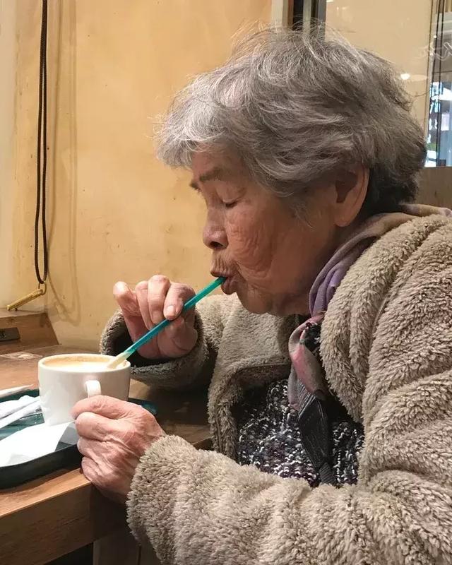 89 歲戲精奶奶爆紅！靠「碰瓷」吸粉 12 萬，太可愛啦！