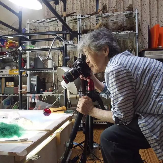 89 歲戲精奶奶爆紅！靠「碰瓷」吸粉 12 萬，太可愛啦！