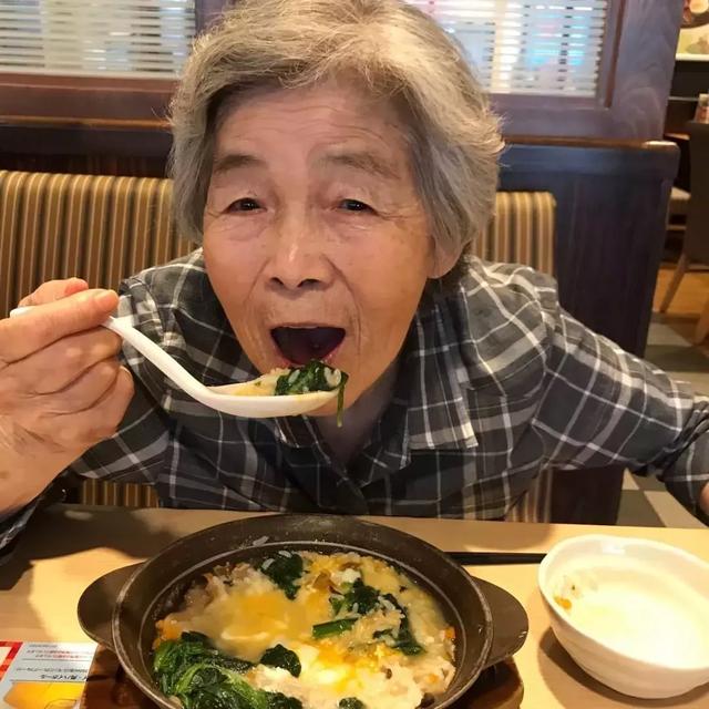 89 歲戲精奶奶爆紅！靠「碰瓷」吸粉 12 萬，太可愛啦！