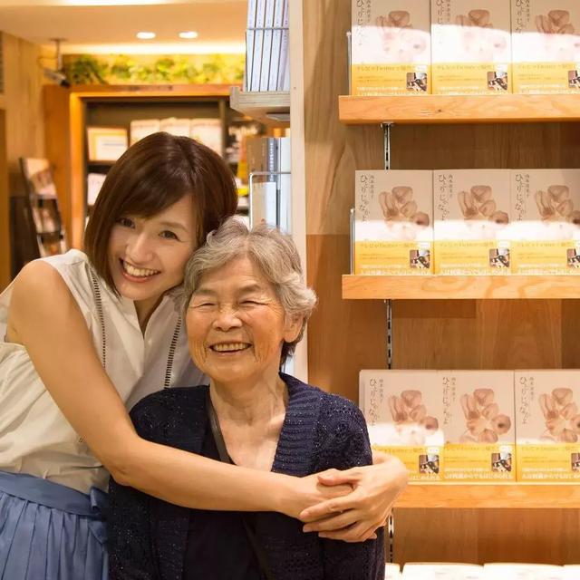 89 歲戲精奶奶爆紅！靠「碰瓷」吸粉 12 萬，太可愛啦！