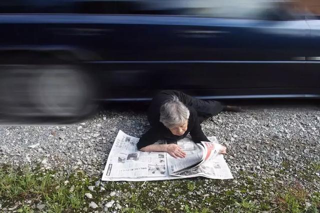 89 歲戲精奶奶爆紅！靠「碰瓷」吸粉 12 萬，太可愛啦！