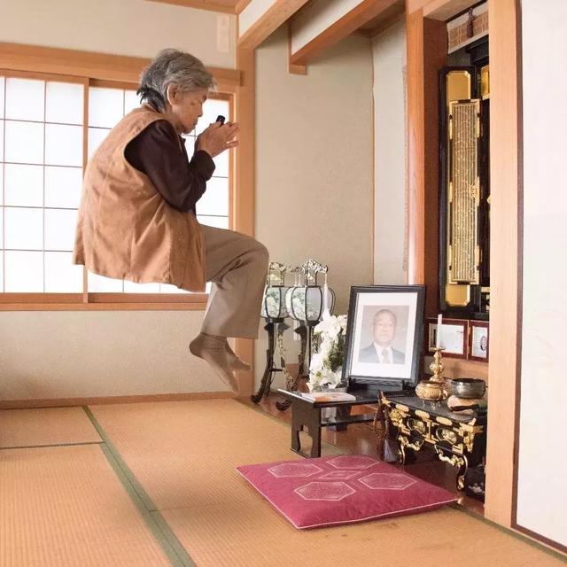 89 歲戲精奶奶爆紅！靠「碰瓷」吸粉 12 萬，太可愛啦！