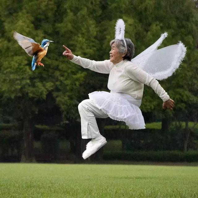 89 歲戲精奶奶爆紅！靠「碰瓷」吸粉 12 萬，太可愛啦！