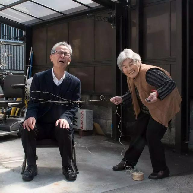 89 歲戲精奶奶爆紅！靠「碰瓷」吸粉 12 萬，太可愛啦！