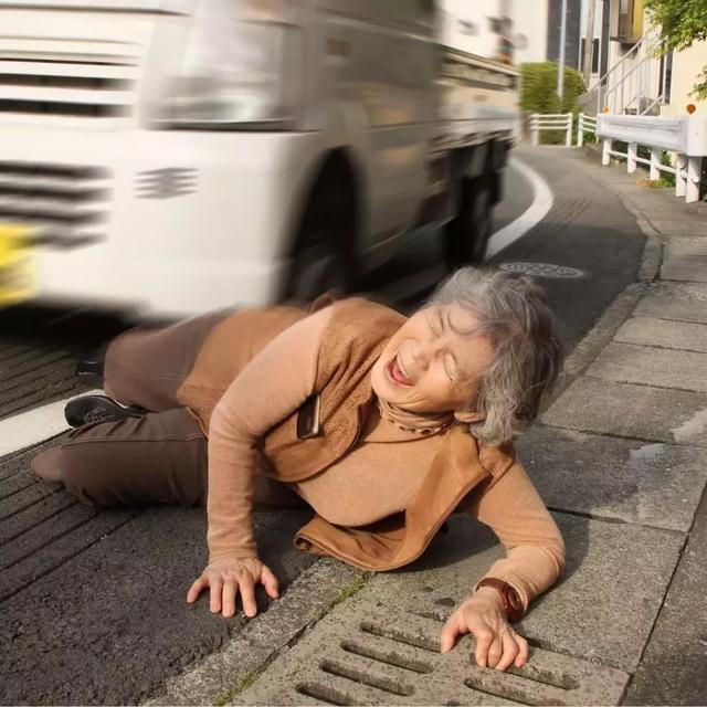 89 歲戲精奶奶爆紅！靠「碰瓷」吸粉 12 萬，太可愛啦！