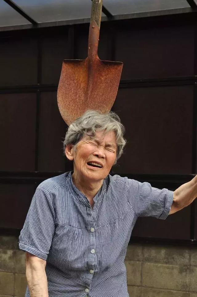 89 歲戲精奶奶爆紅！靠「碰瓷」吸粉 12 萬，太可愛啦！