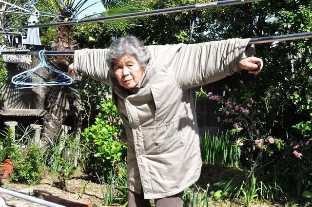 89 歲戲精奶奶爆紅！靠「碰瓷」吸粉 12 萬，太可愛啦！