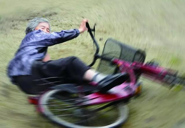 89 歲戲精奶奶爆紅！靠「碰瓷」吸粉 12 萬，太可愛啦！