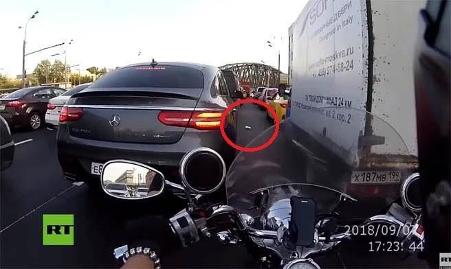 【影】從車窗扔垃圾！後方騎士拾起尾隨 霸氣一招還給駕駛